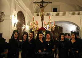Grupo de mujeres ataviadas con sus mantillas en el Jueves Santo de Monesterio