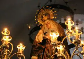 Imagen de la Virgen de La Soledad en la parroquia de Monesterio a la luz de las velas