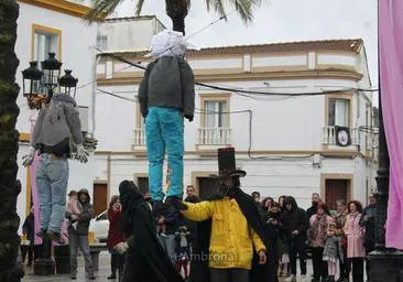 Uno de los organizadores prende fuego al judas