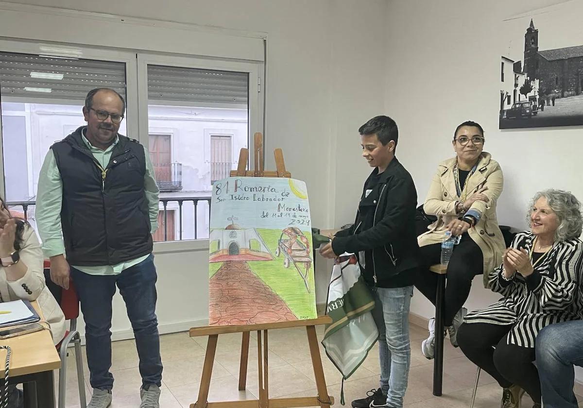 El presidente de la Hermandad, Santiago González, junto a Diego Delgado, autor de la portada del libro de este año