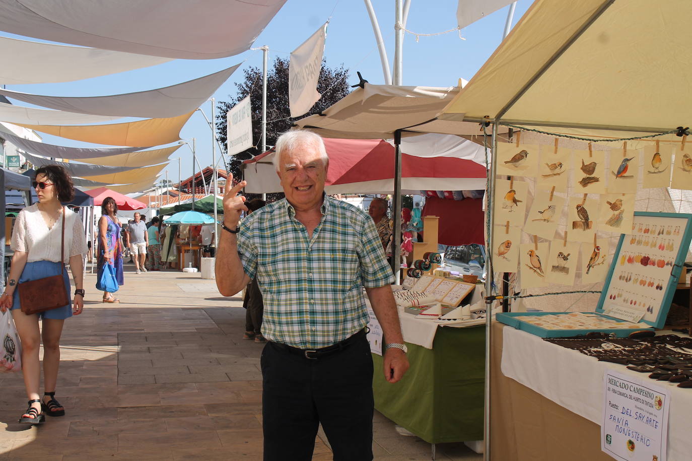 Un vecino de Barcelona, que cada verano vuelve a Monesterio, visita la Feria del Huerto
