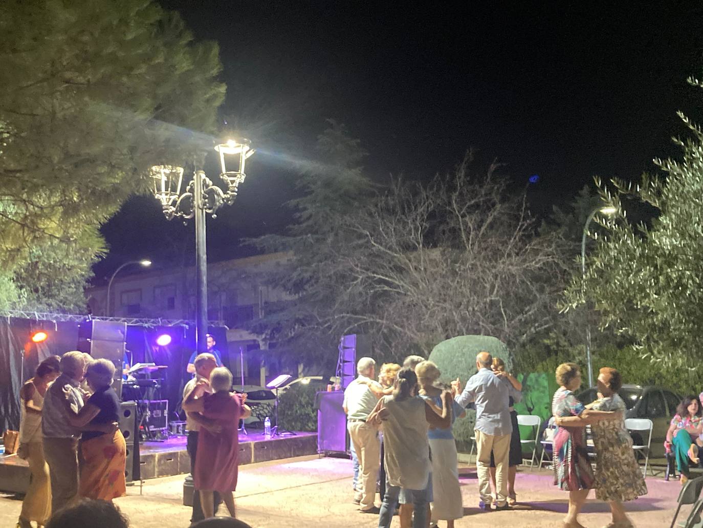 Fotos| Los mayores de Monesterio disfrutan de su Verbena Popular