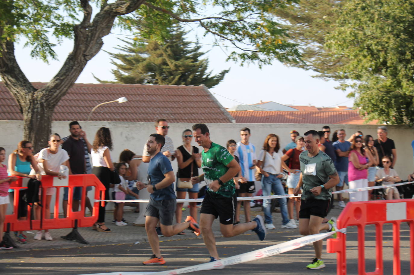 Fotos| Unos 200 atletas participan en la II Milla Urbana de Monesterio