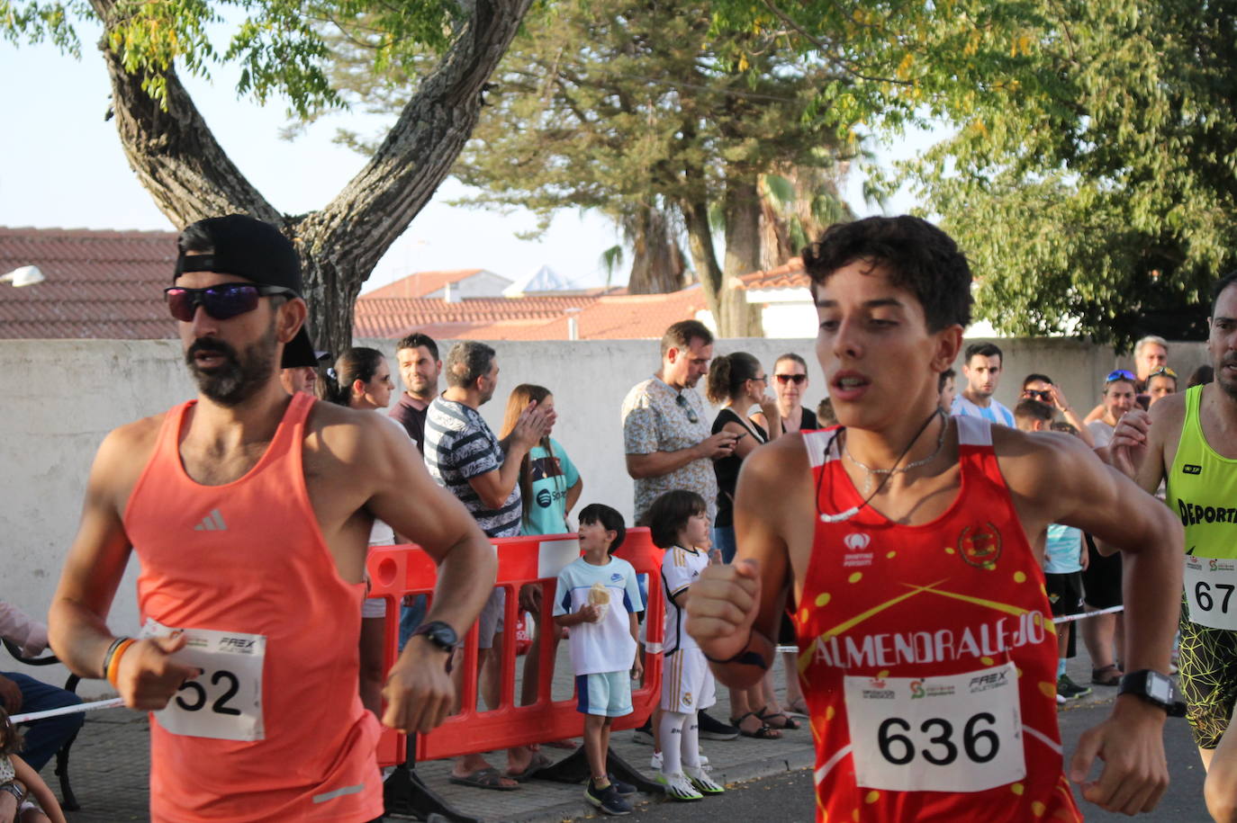 Fotos| Unos 200 atletas participan en la II Milla Urbana de Monesterio