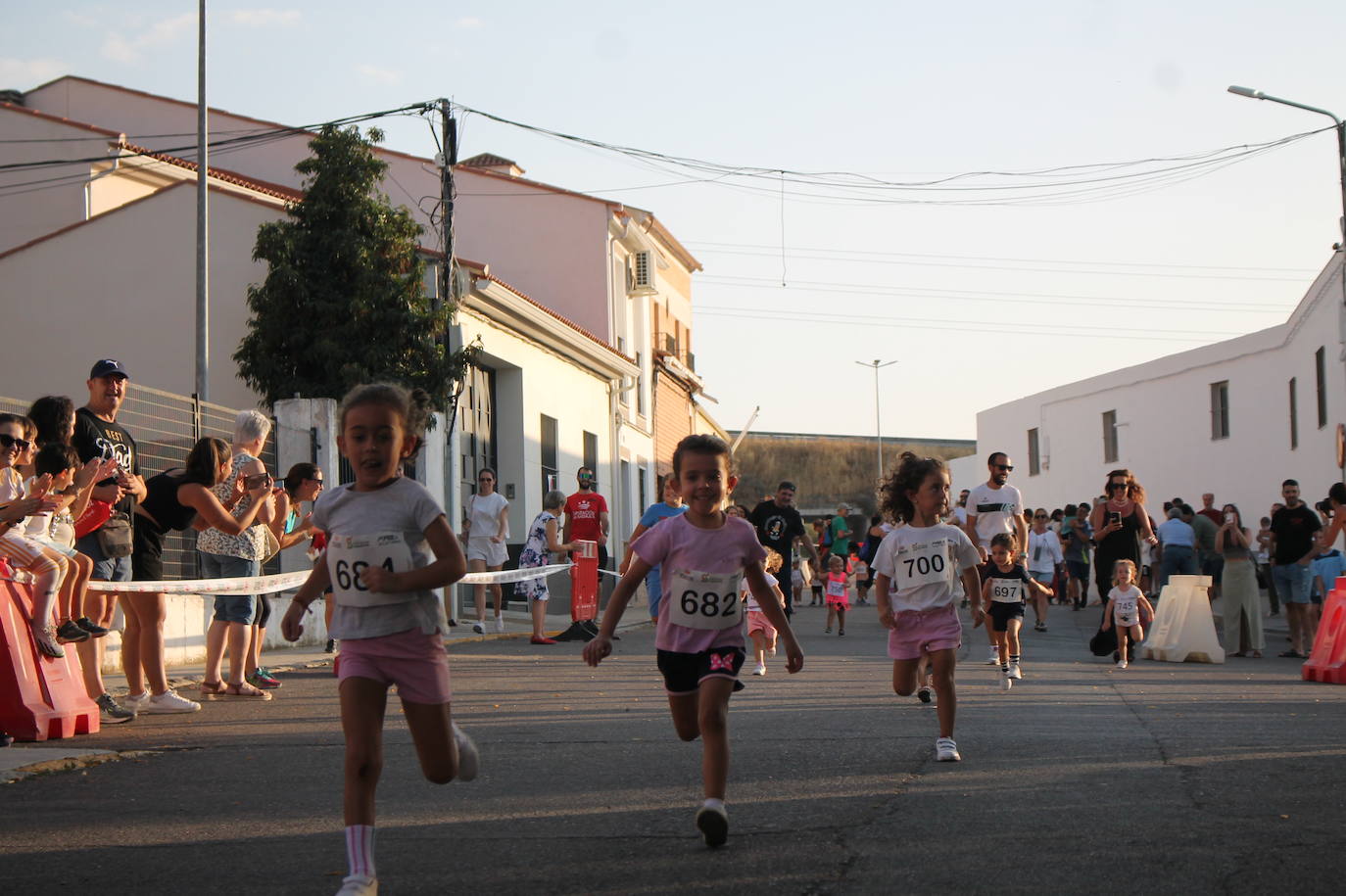 Fotos| Unos 200 atletas participan en la II Milla Urbana de Monesterio