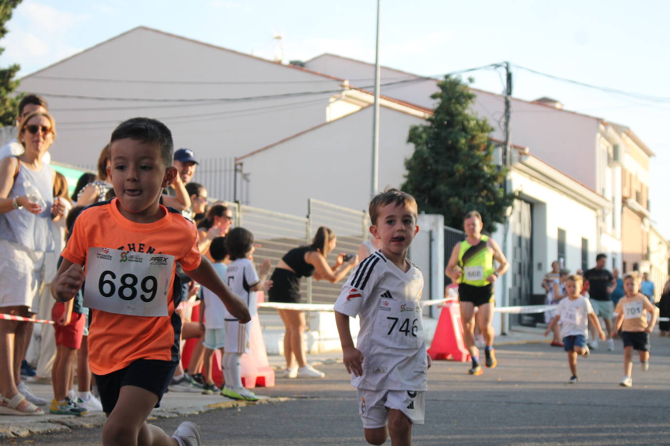 Fotos| Unos 200 atletas participan en la II Milla Urbana de Monesterio