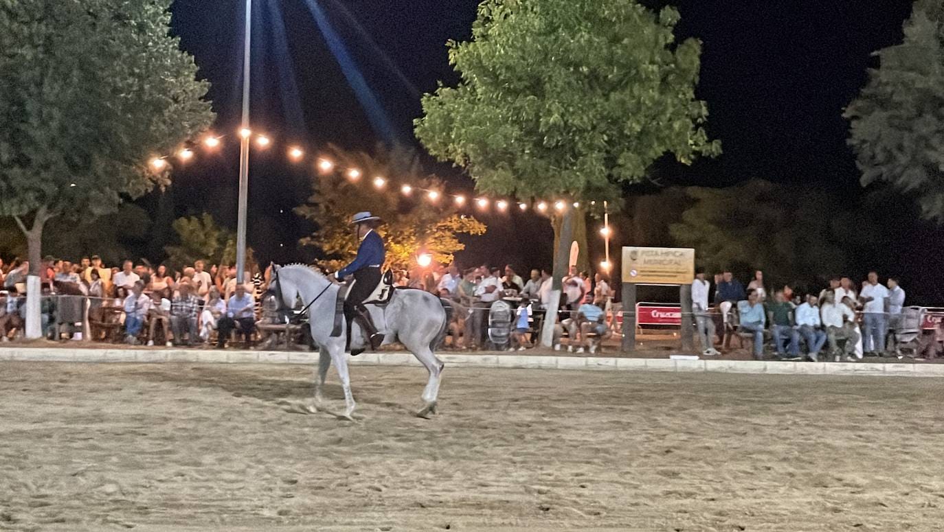 Un momento de una de las exhibiciones de la noche con numeroso público.