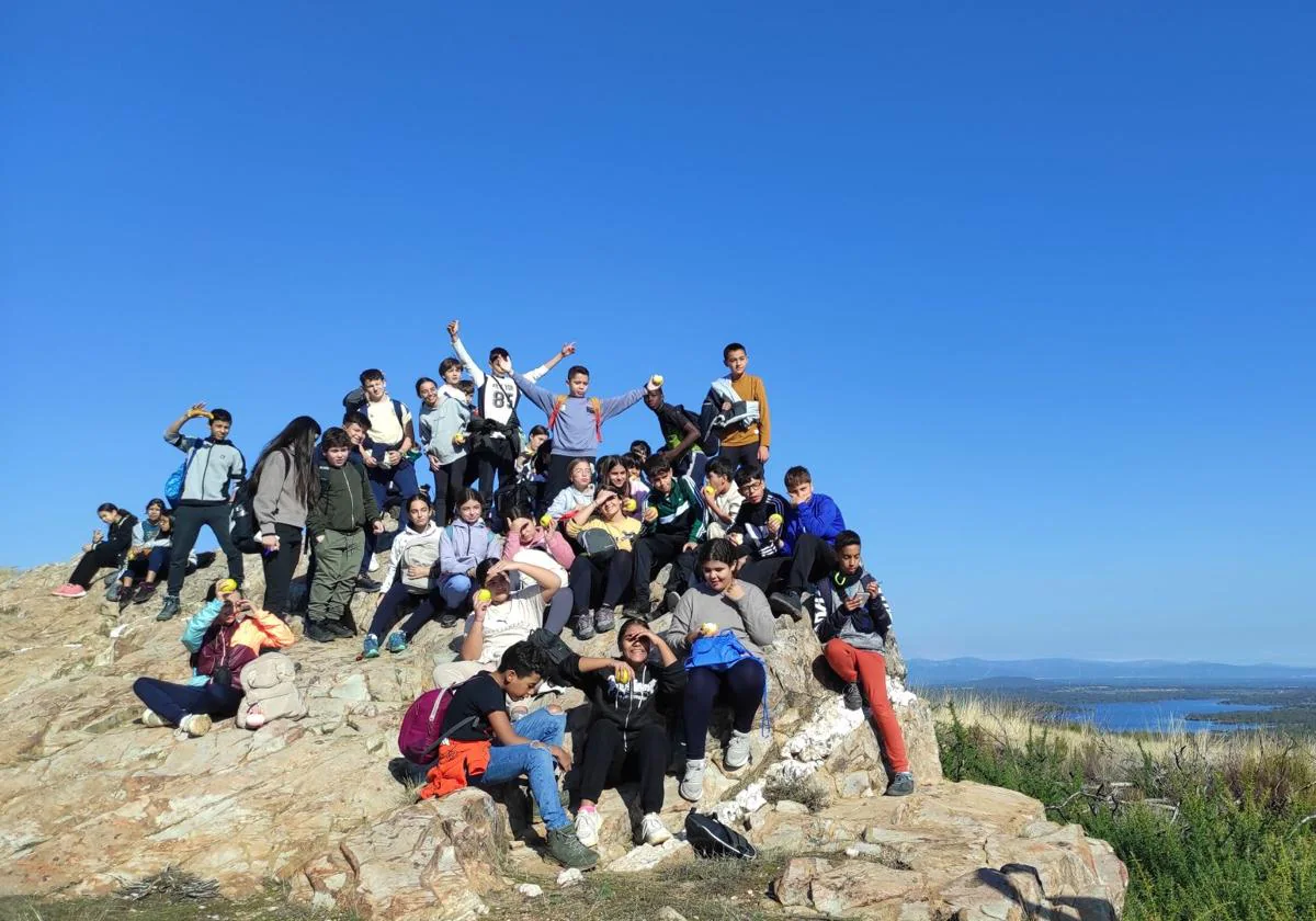 Grupo de alumnos de Monesterio durante su visita a la Sierra de La Culebra