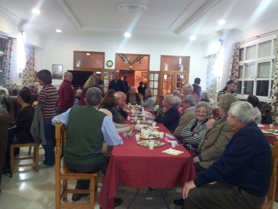 Los abuelos de los pisos tutelados celebran su tradicional merienda navideña