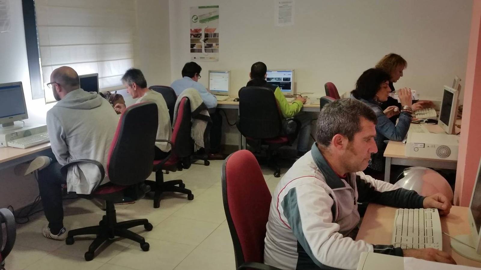 En uno de los talleres de competencias digitales básicas