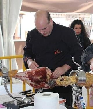 Nuestro paisano Álvaro Gordito participa en el 'I Certamen Solidario de Corte Profesional de Jamón de Miajadas'
