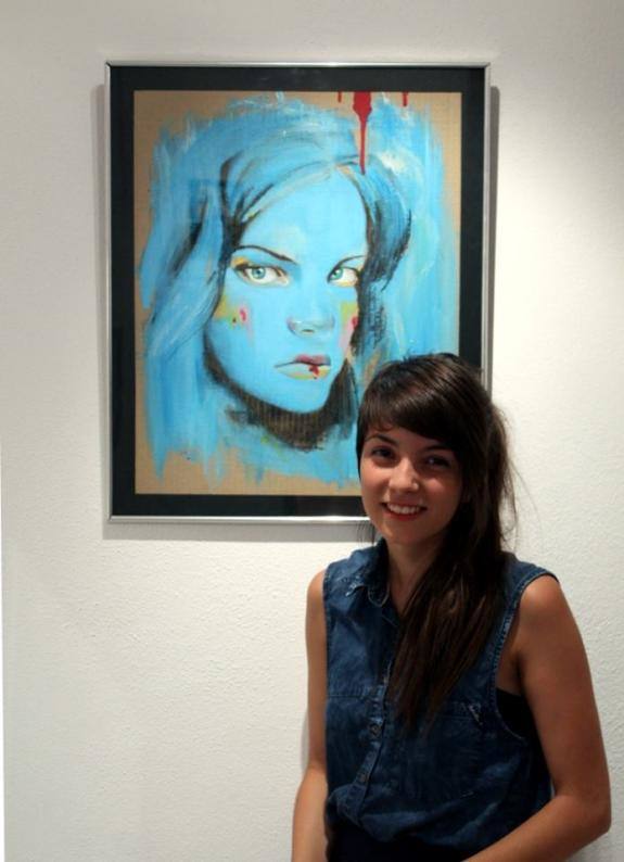Elena Sánchez junto a su obra, artista local 