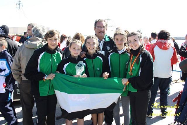 Equipo cadete femenino que ha conseguido este fin de semana el bronce en Motril junto a su entrenador CEDIDA