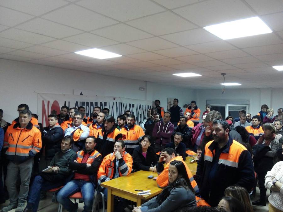 Trabajadores de Aguablanca ayer por la noche en la Asamblea en la que aprobaban el acuerdo L. VARGAS