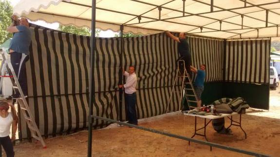 Vecinos montando las casetas el pasado año 