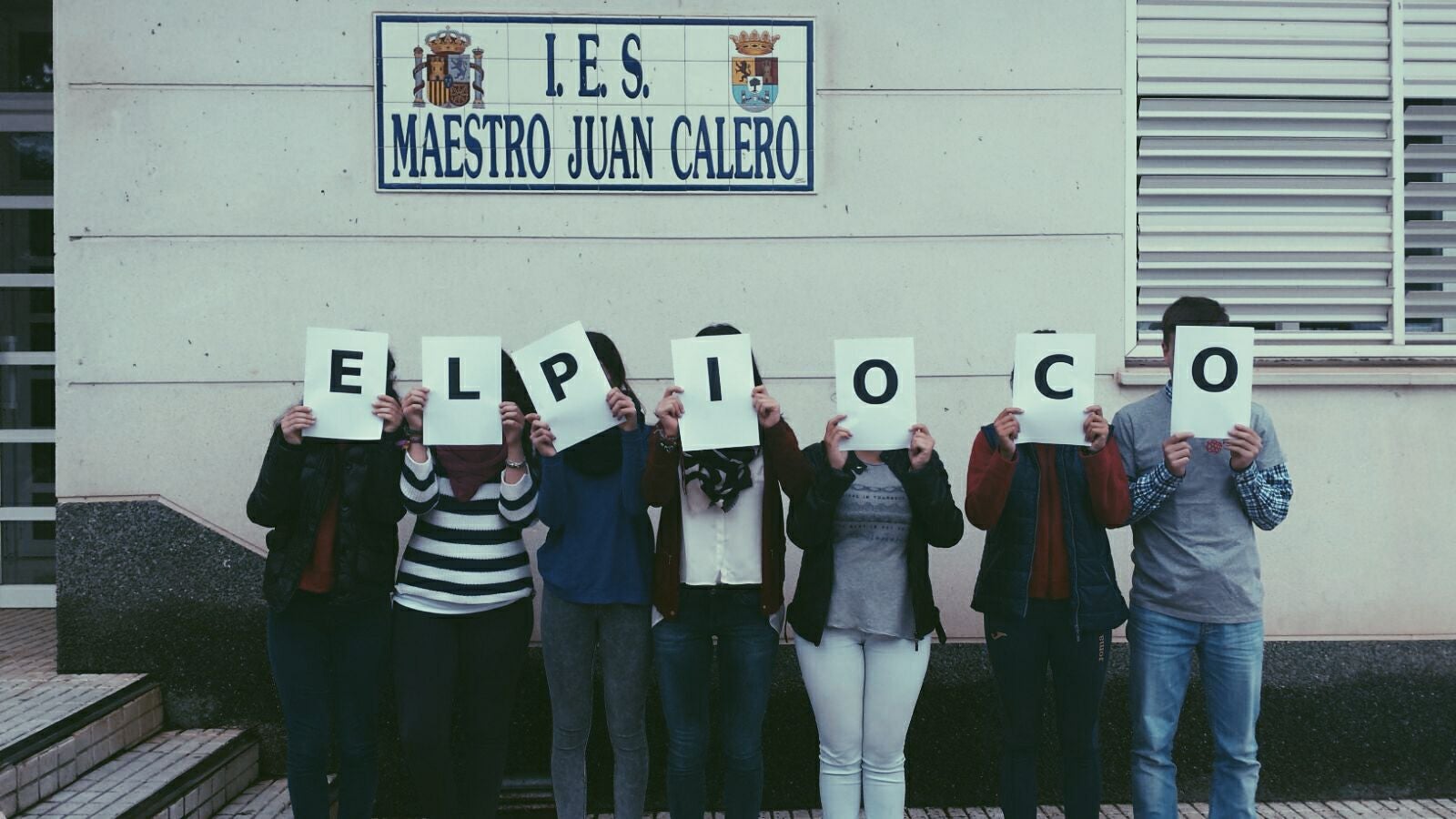 Integrantes de El Pioco a las puertas del instituto
