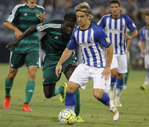 Edu Moya con el Recre en el Trofeo Colombino 2015 ante el Betis 