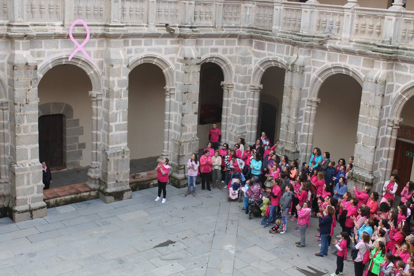 Alzamiento del lazo rosa sobre el Conventual Santiaguista 