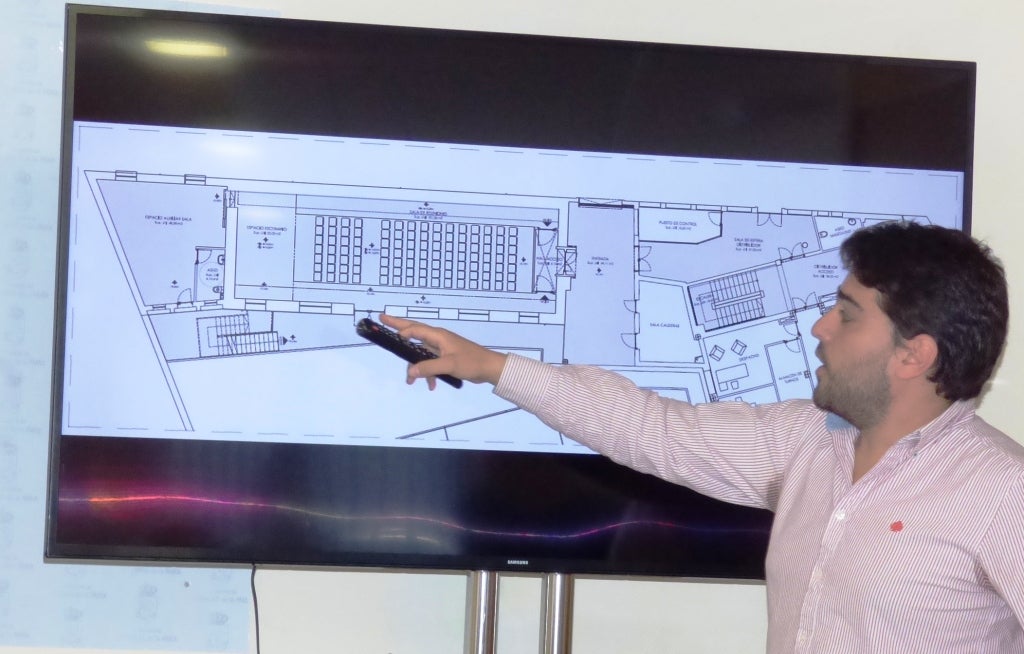 El portavoz municipal explicando el proyecto a desarrollar 
