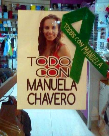 La imagen de Manuela junto a uno de los lazos verdes