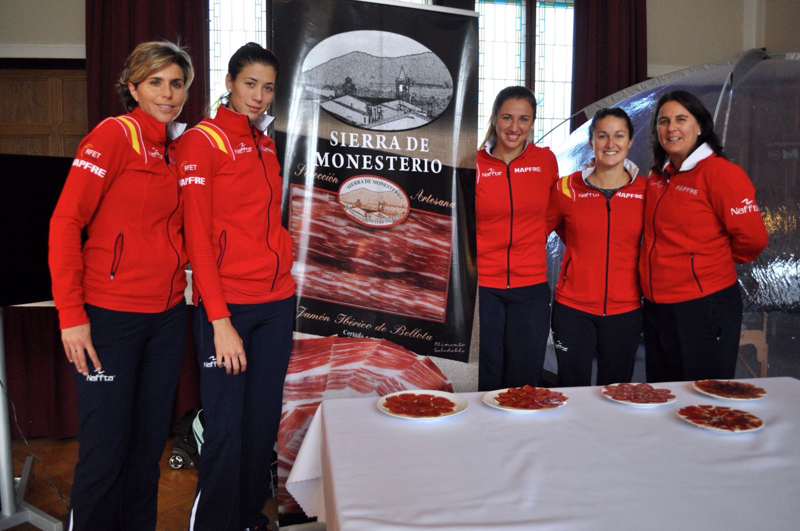 El equipo español de Copa Federación junto a los productos monesterienses 