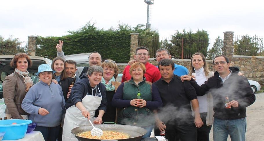 Una de las peñas del año pasado preparando su paella 