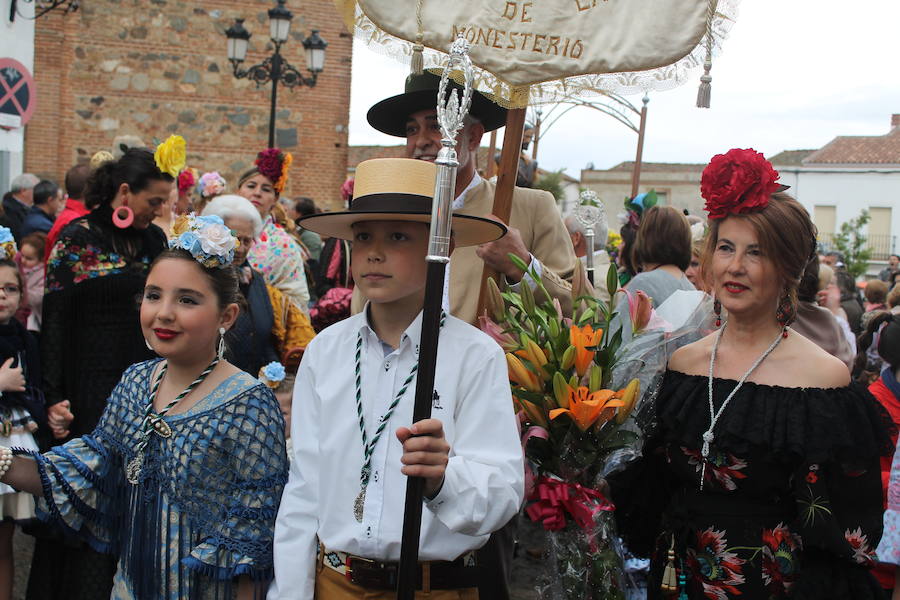 Romeros y Romeras del pasado año durante la Procesión del Santo por las calles de Monesterio