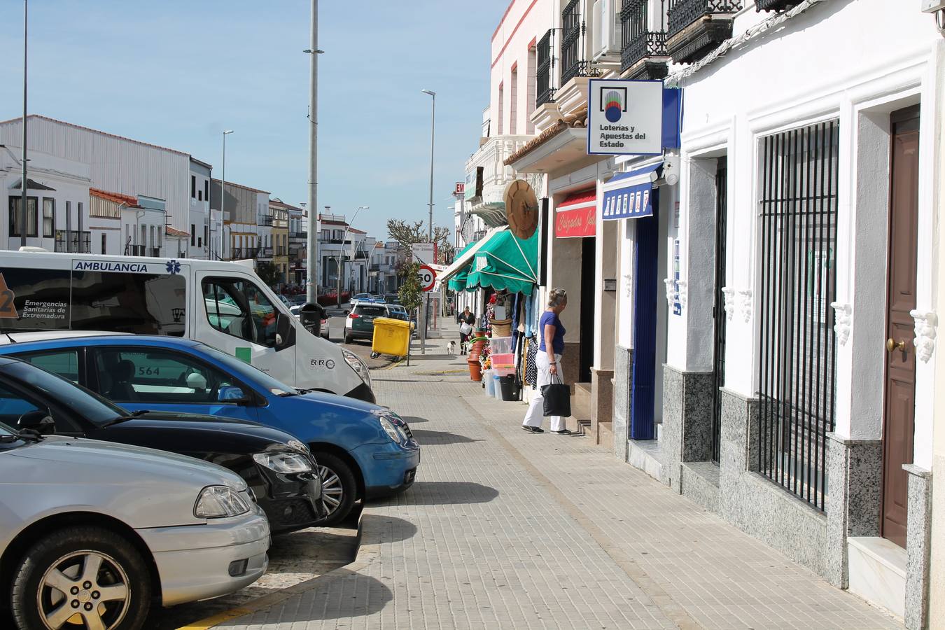 Vía de Monesterio en la que se concentran la mayoría de  pequeños comercios 