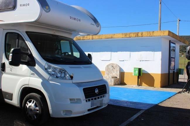 Autocaravana estacionada en este área de servicio 