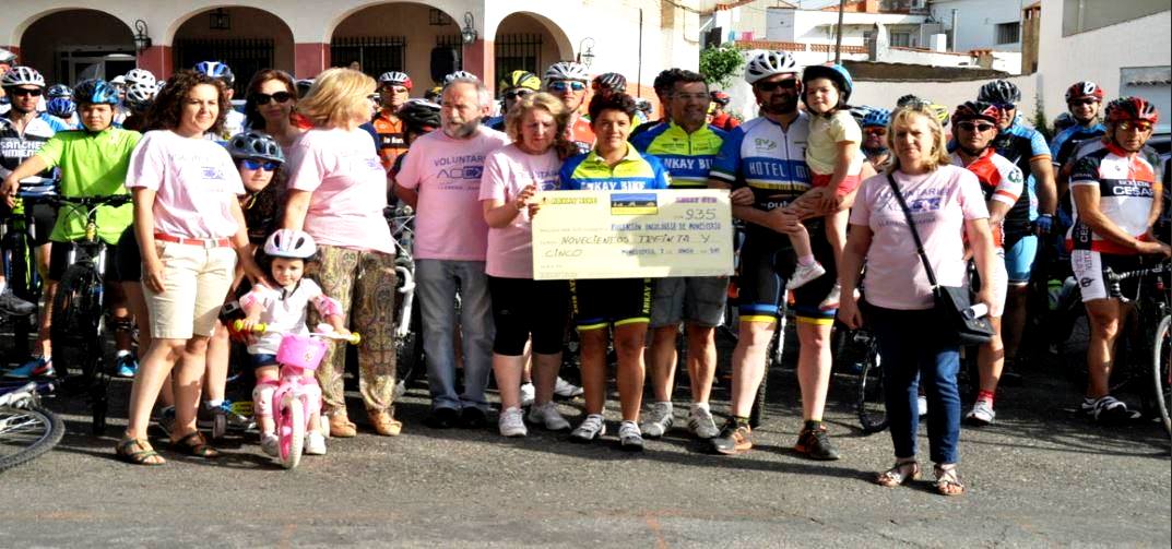 Durante la entrega de fondos a AOEX de una actividad similar organizada por los mismos colectivos 