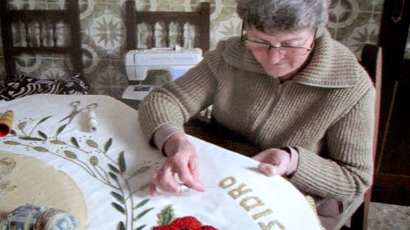 Manuela durante la confección del estandarte 