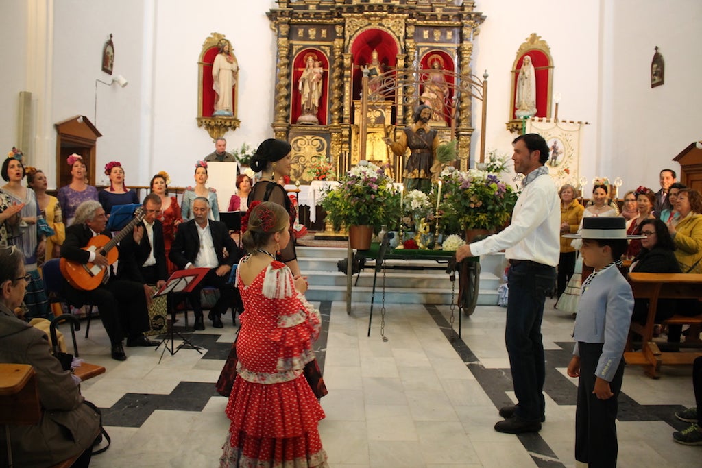 Los Romeros de este año bailando sevillanas tras la ofrenda floral 