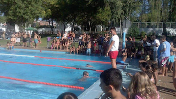 Socorrista supervisando una actividad en la Piscina Municipal de Monesterio 