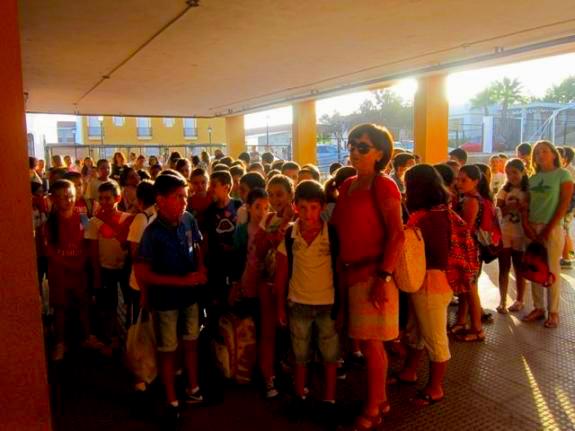 Alumnos a la entrada del colegio 