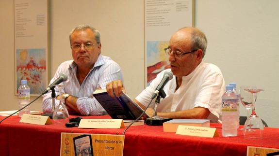 Pecellín, junto al concejal de Cultura, Juan Molina, durante la lectura de uno de sus textos 