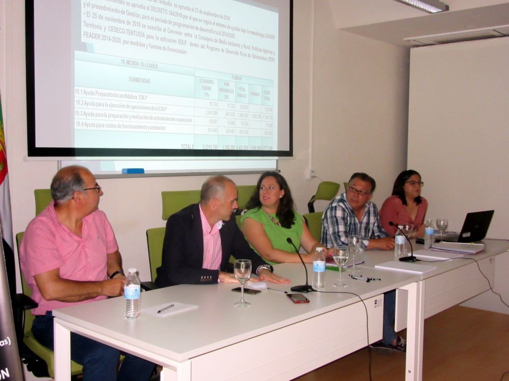 Durante la presentación de las ayudas CEDECO