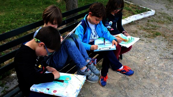 Alumnos de la Escuela Municipal de Pintura en una actividad en el parque 