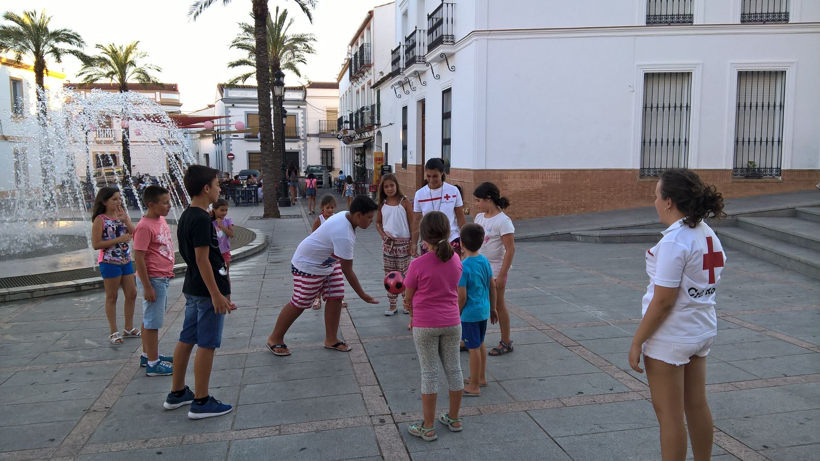 Realizando actividades con los más pequeños en la plaza 