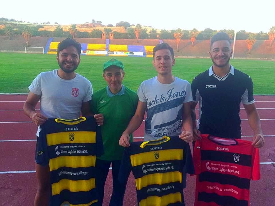 Abel, Ismael y Luismi, junto a Dani, luciendo sus nuevas camisetas C.P. MONESTERIO