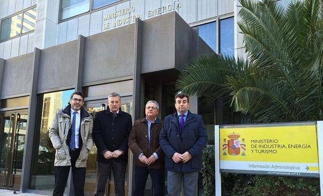Alcaldes de la comarca de Aguablanca a las puertas del Ministerio. Garrote, segundo por la derecha 