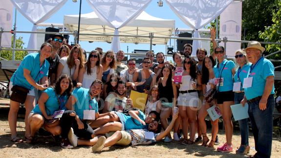 'Los Choris' con el jurado tras recibir su premio 