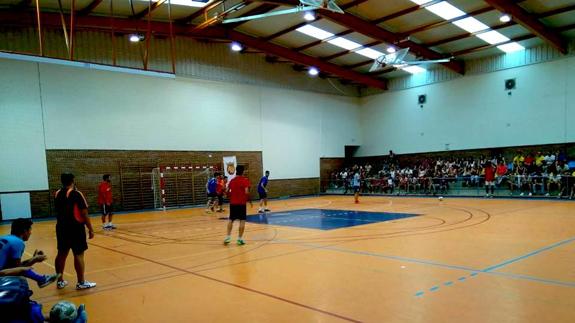 Partido de fútbol en el Polideportivo Municipal 