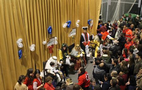 Melchor, Gaspar y Baltasar reciben a los niños de Monesterio 