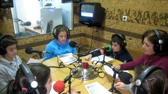 Alumnos durante una entrevista en el estudio de radio 