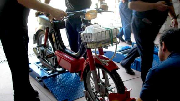 Un ciclomotor pasando la inspección 