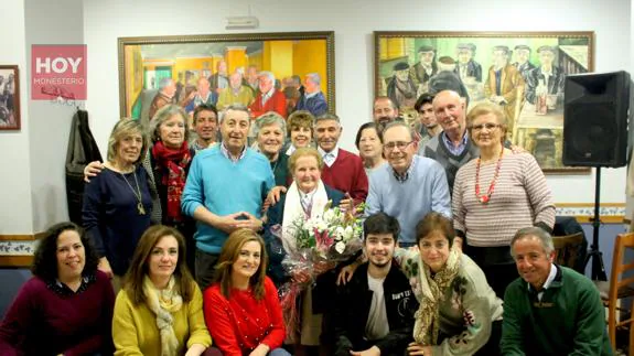 Saturnina junto a su famlia y miembros de la Asociación de Pensionistas el día del homenaje 