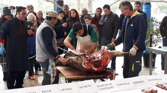 Durante el despiece del cerdo. Delante, la mesa de exposición de sus partes 