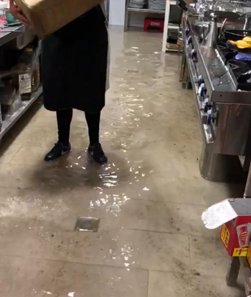 Las tormentas anegaron ayer las calles y algunos domicilios en Monesterio