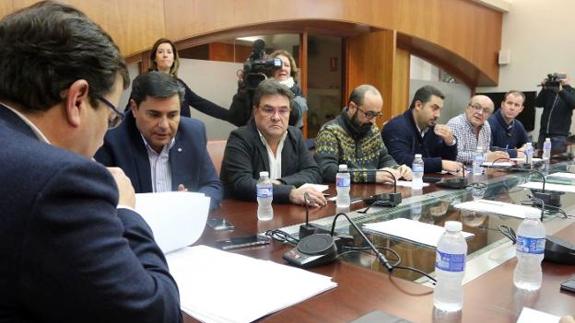 Reunión entre Junta y sindicatos por el cierre en 2016 