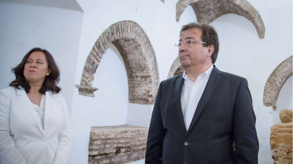 Mercedes Días, alcaldesa de Calera, y Fernández Vara, esta mañana en Calera de León 